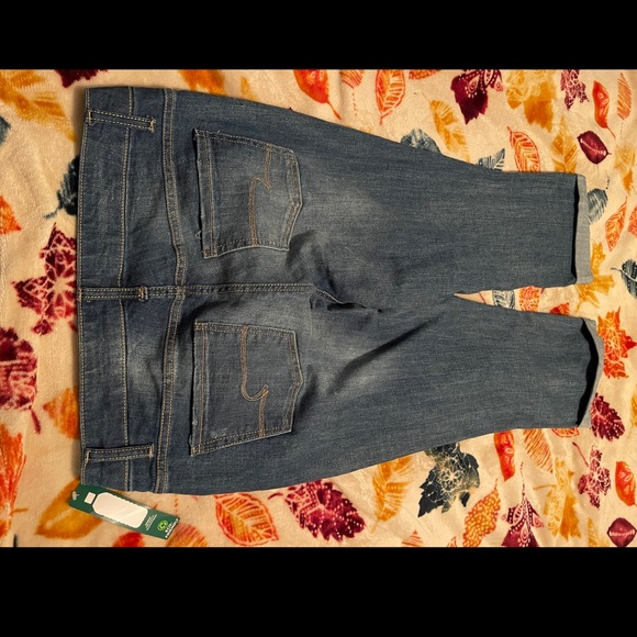 Mid Rise Capris - Picture 2 of 3